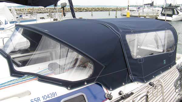 Quantum-Covers-Sprayhood-Anschlusspersenning-Kuchenbude-Y-Yacht-1